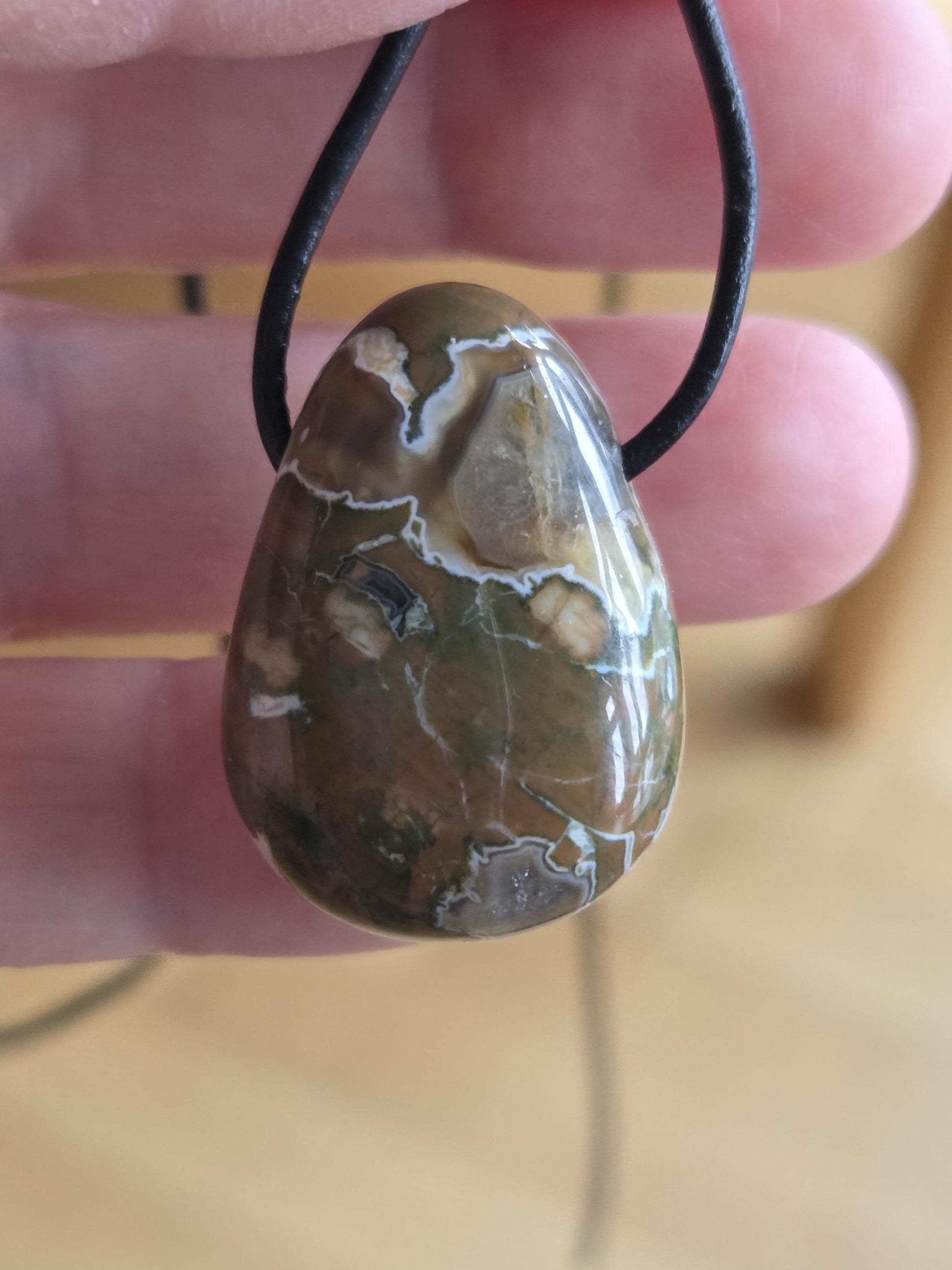 Regenwaldrhyolith Regenwald Rhyolit mit Opalschicht Anhänger, 29 x 21 x 10 mm, gebohrt, an verstellbarem Lederband