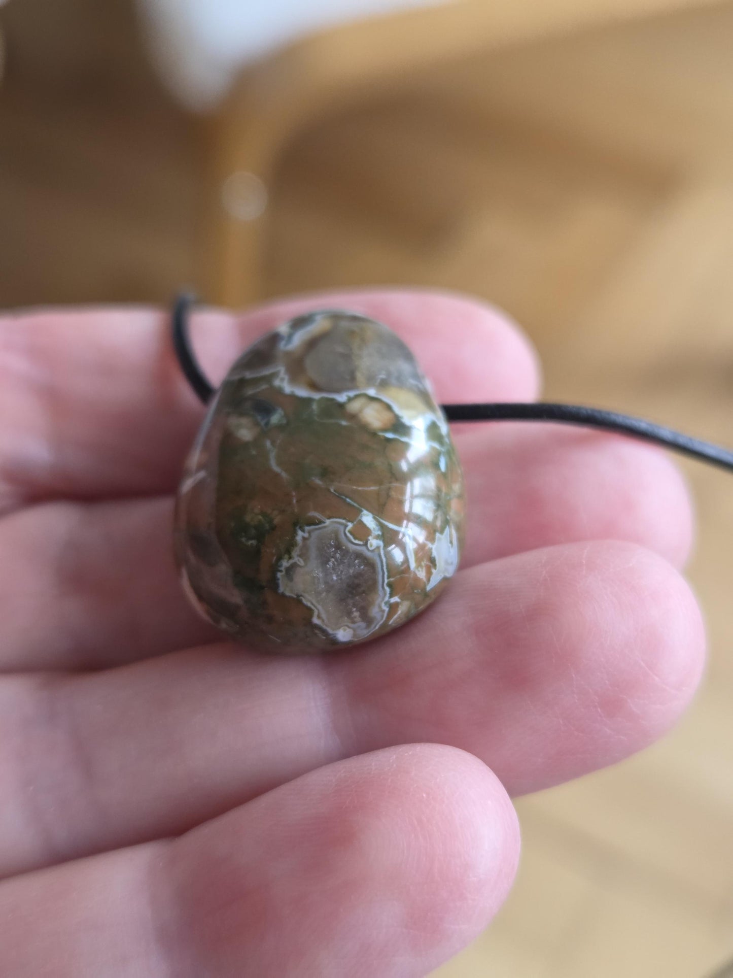 Regenwaldrhyolith Regenwald Rhyolit mit Opalschicht Anhänger, 29 x 21 x 10 mm, gebohrt, an verstellbarem Lederband