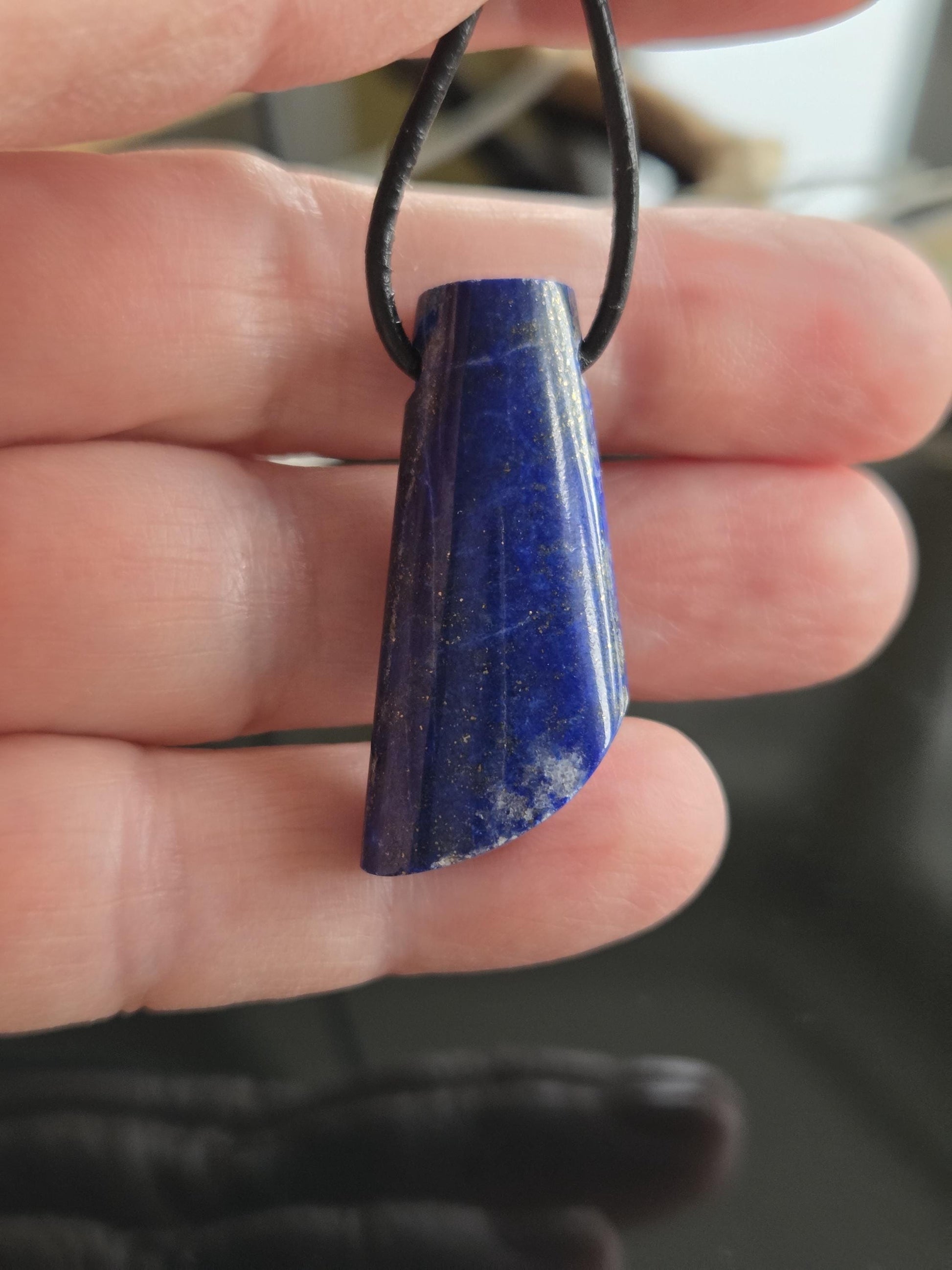 Lapislazuli Lapis Lazuli Anhänger, Stein der Engel, 34 x 17 x 8 mm, gebohrt, an verstellbarem Lederband