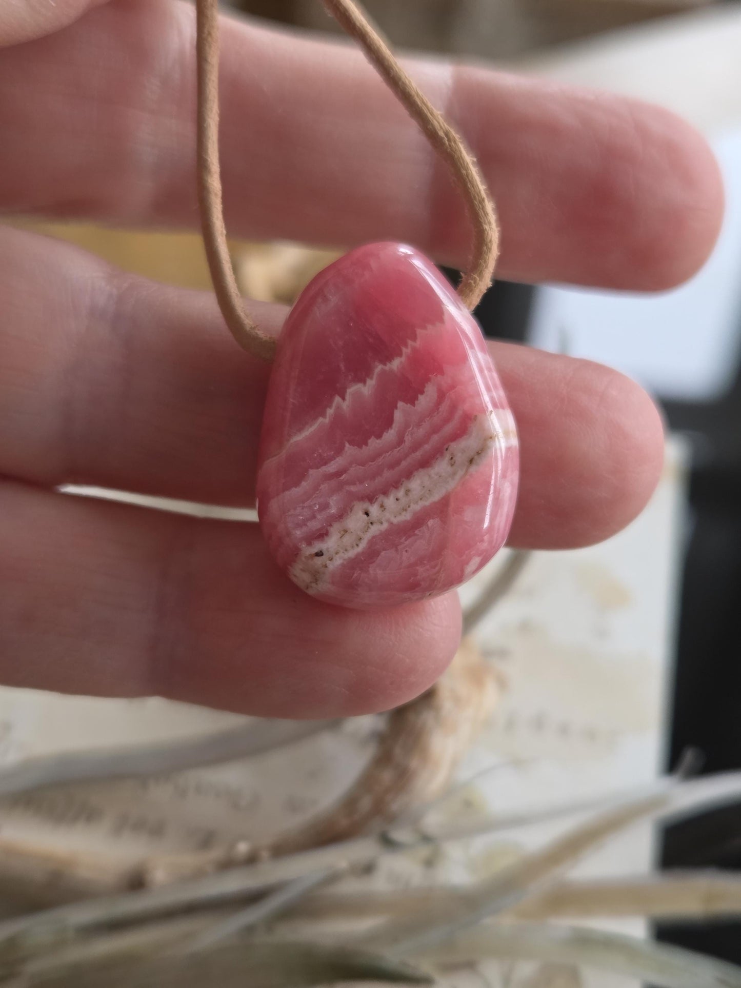 Feiner kleiner Rhodochrosit Anhänger, 27 x 19 x 8 mm, gebohrt, an verstellbarem Lederband