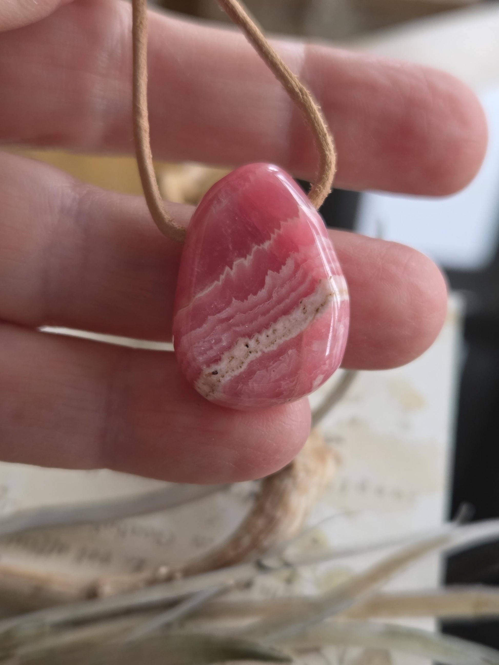 Feiner kleiner Rhodochrosit Anhänger, 27 x 19 x 8 mm, gebohrt, an verstellbarem Lederband
