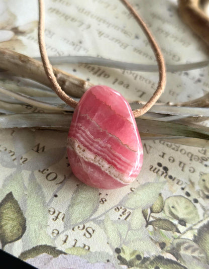 Feiner kleiner Rhodochrosit Anhänger, 27 x 19 x 8 mm, gebohrt, an verstellbarem Lederband