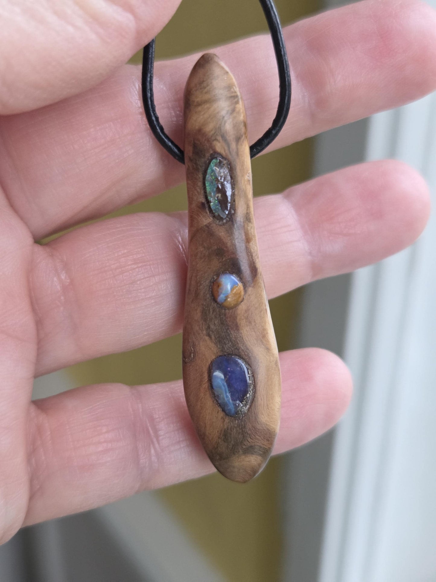 Baumperlen Anhänger der Eiche mit Boulder Opal, Holz Anhänger mit Edelstein, 60 x 14 x 11 mm, an verstellbarem Lederband