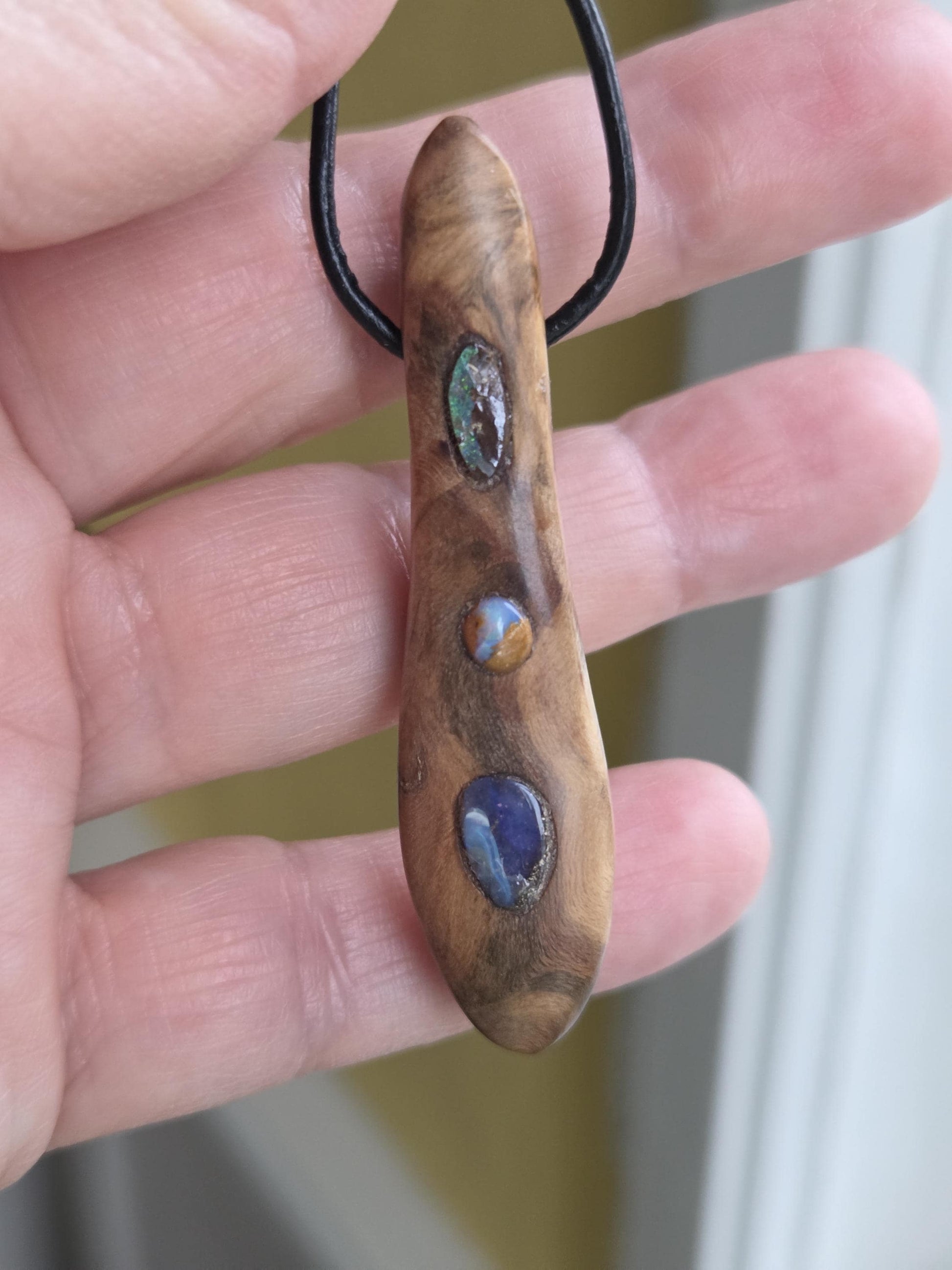 Baumperlen Anhänger der Eiche mit Boulder Opal, Holz Anhänger mit Edelstein, 60 x 14 x 11 mm, an verstellbarem Lederband