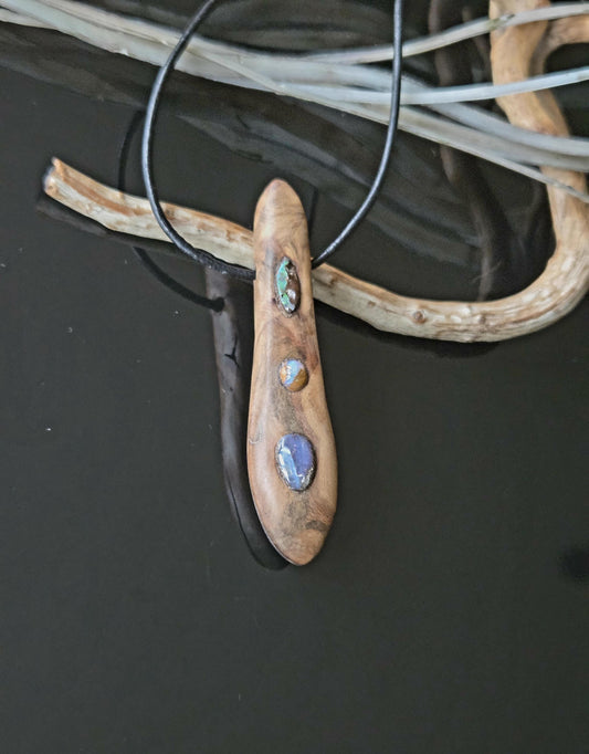 Baumperlen Anhänger der Eiche mit Boulder Opal, Holz Anhänger mit Edelstein, 60 x 14 x 11 mm, an verstellbarem Lederband