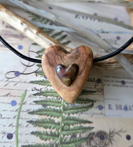 Baumperlen Anhänger der Eiche mit Boulder Opal, kleiner Holz Herz Anhänger mit Edelstein, 28 x 21 x 9 mm, an verstellbarem Lederband