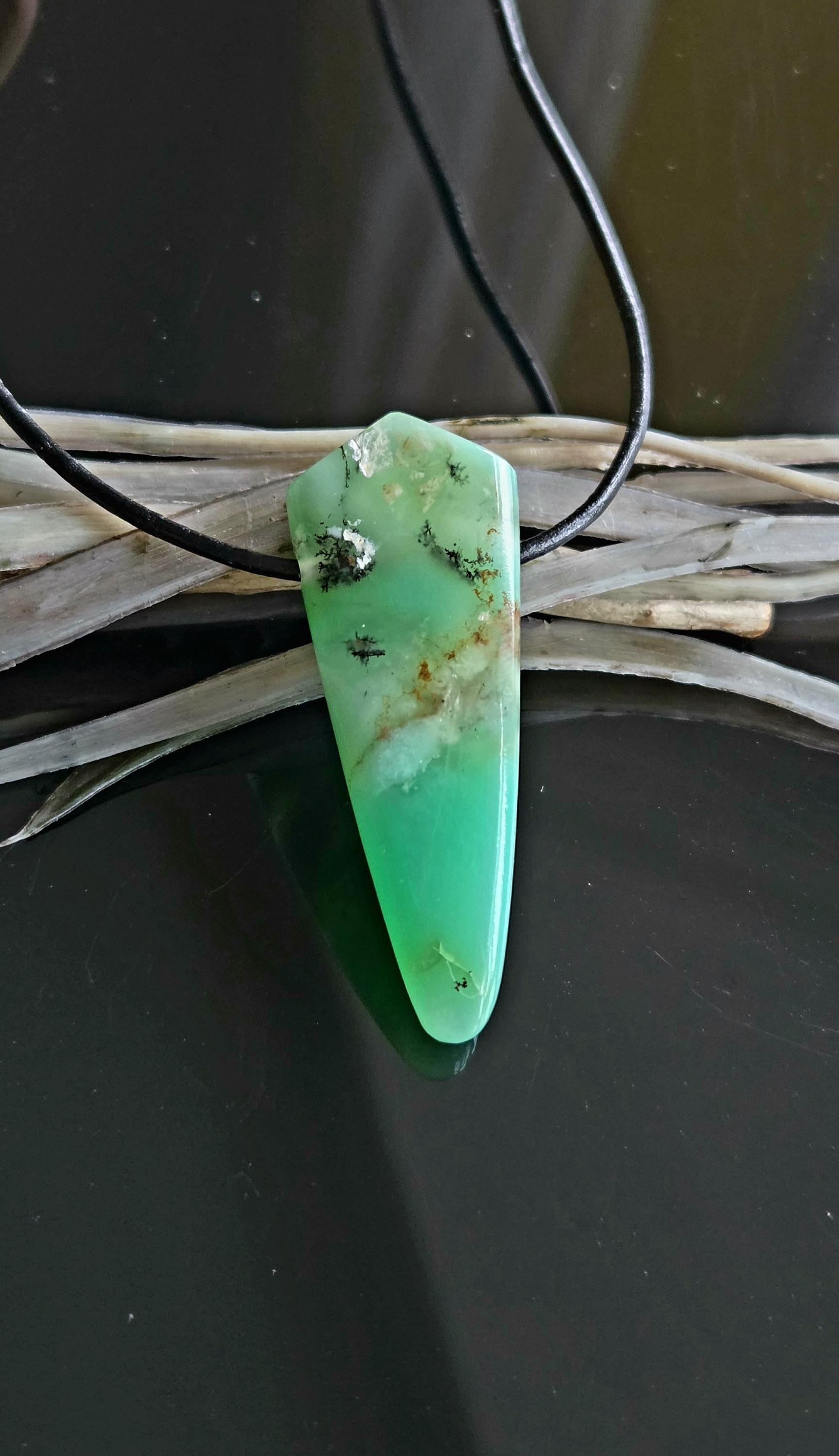 Außergewöhnlicher Chrysopras Anhänger, 45 x 18 x 9 mm, gebohrt, an verstellbarem Lederband, von uns mit Liebe geschliffen.