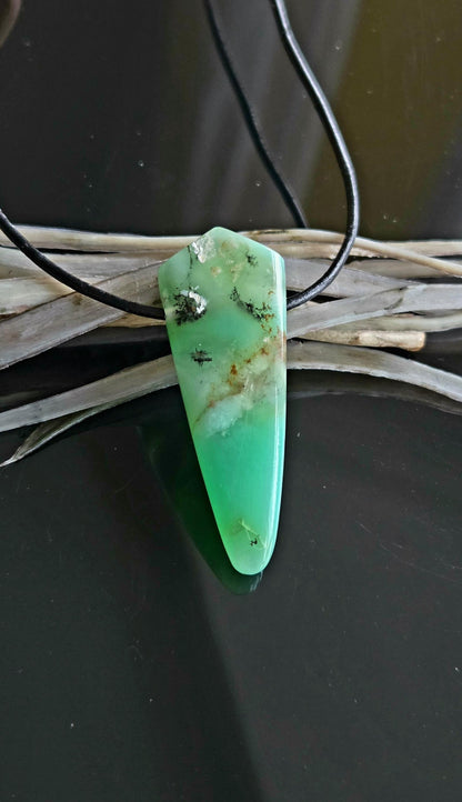 Außergewöhnlicher Chrysopras Anhänger, 45 x 18 x 9 mm, gebohrt, an verstellbarem Lederband, von uns mit Liebe geschliffen.