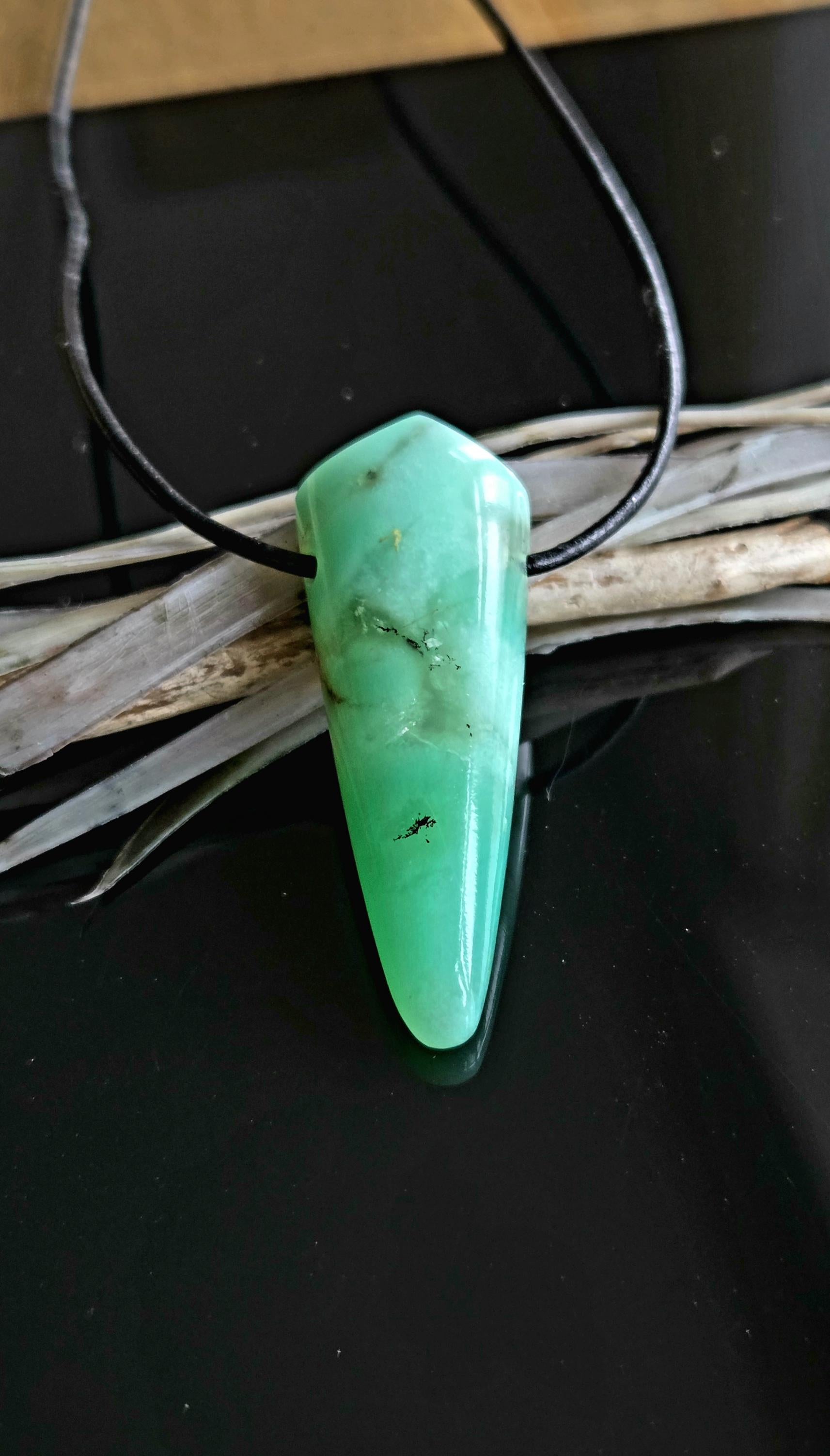 Außergewöhnlicher Chrysopras Anhänger, 45 x 18 x 9 mm, gebohrt, an verstellbarem Lederband, von uns mit Liebe geschliffen.