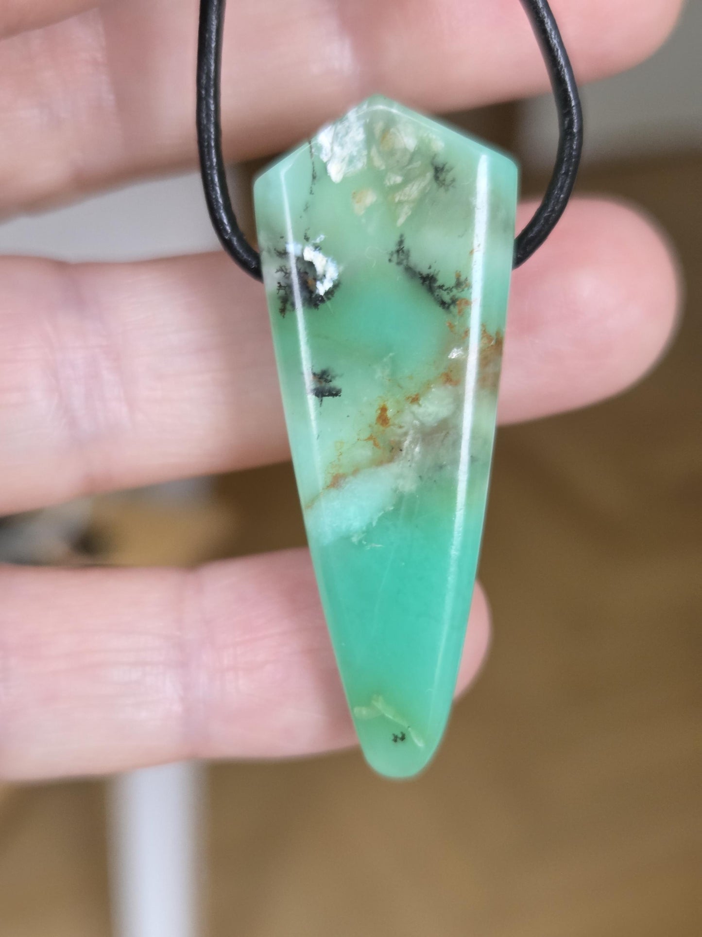 Außergewöhnlicher Chrysopras Anhänger, 45 x 18 x 9 mm, gebohrt, an verstellbarem Lederband, von uns mit Liebe geschliffen.