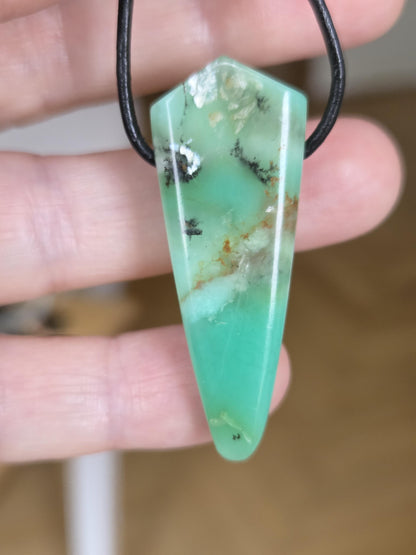 Außergewöhnlicher Chrysopras Anhänger, 45 x 18 x 9 mm, gebohrt, an verstellbarem Lederband, von uns mit Liebe geschliffen.