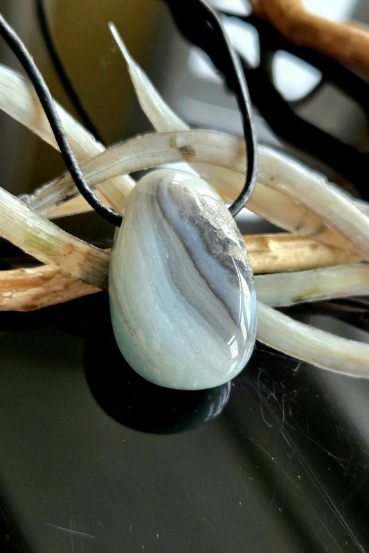 Andenopal hellblau grau Opal aus Peru, Anhänger, 31 x 21 x 11 mm, gebohrt, an verstellbarem Lederband