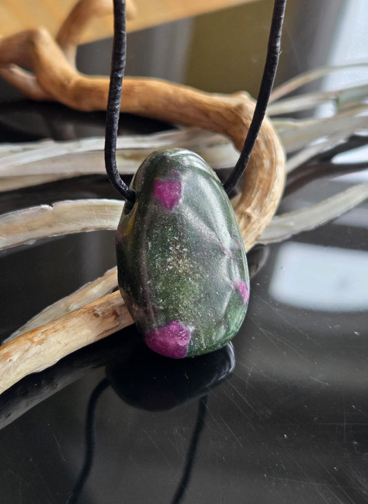 Rubin in Fuchsit Anhänger, 30 x 20 x 10 mm, gebohrt, an verstellbarem Lederband