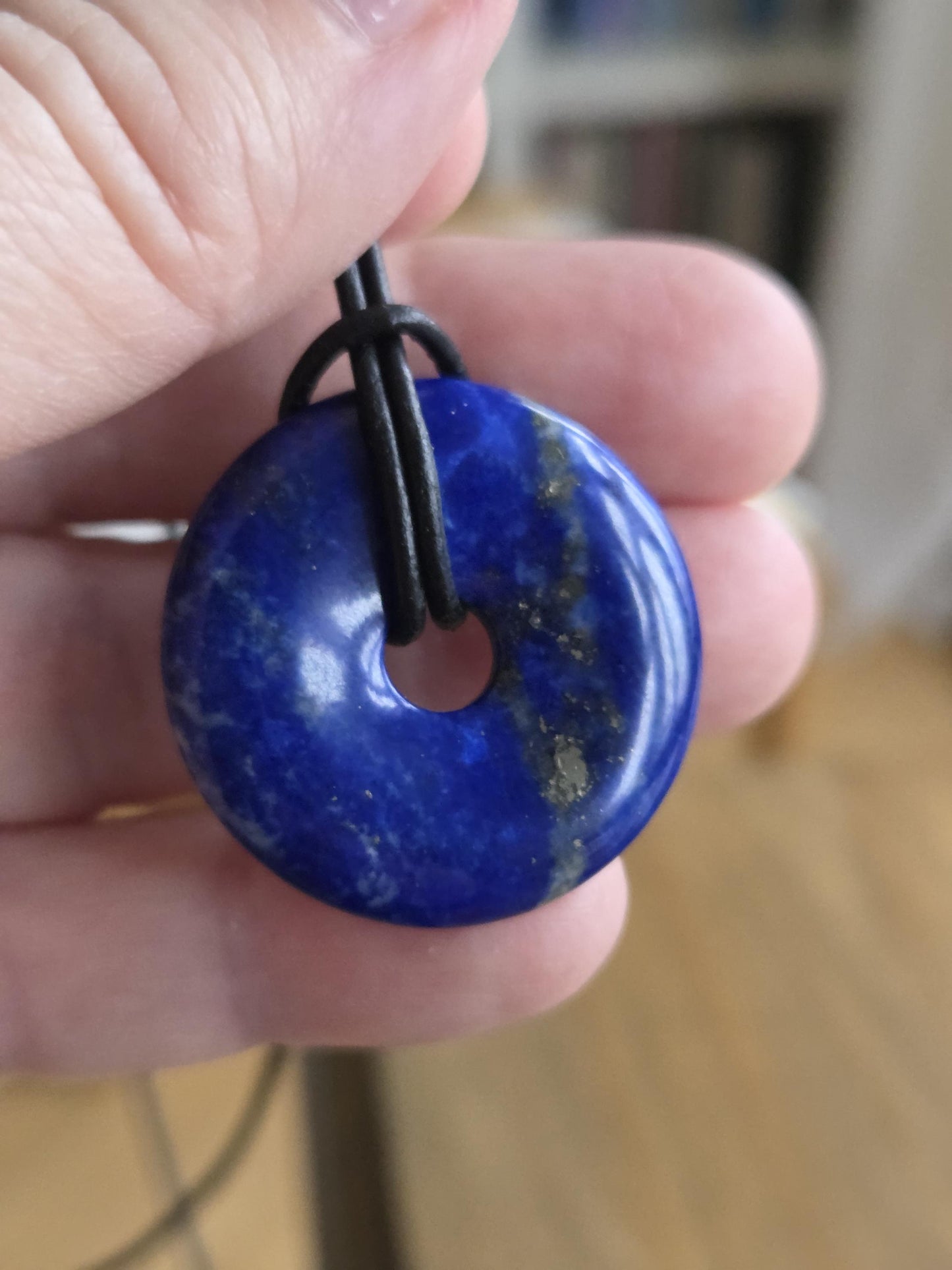 Lapislazuli Lapis Lazuli Donut Anhänger, Stein der Engel, 39 x 30 x 5 mm, gebohrt, an verstellbarem Lederband