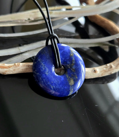 Lapislazuli Lapis Lazuli Donut Anhänger, Stein der Engel, 39 x 30 x 5 mm, gebohrt, an verstellbarem Lederband