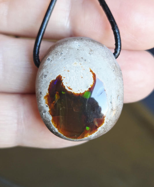 Magischer Schokoladen Opal, blau gelb grün flashfire, Yira Gebirge Mezezo, Anhänger, 26 x 23 x 15 mm, gebohrt, an verstellbarem Lederband