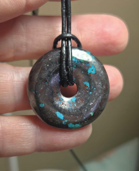 Chrysokoll in Hämatit Donut Anhänger, 30 x 6 mm, an verstellbarem Lederband
