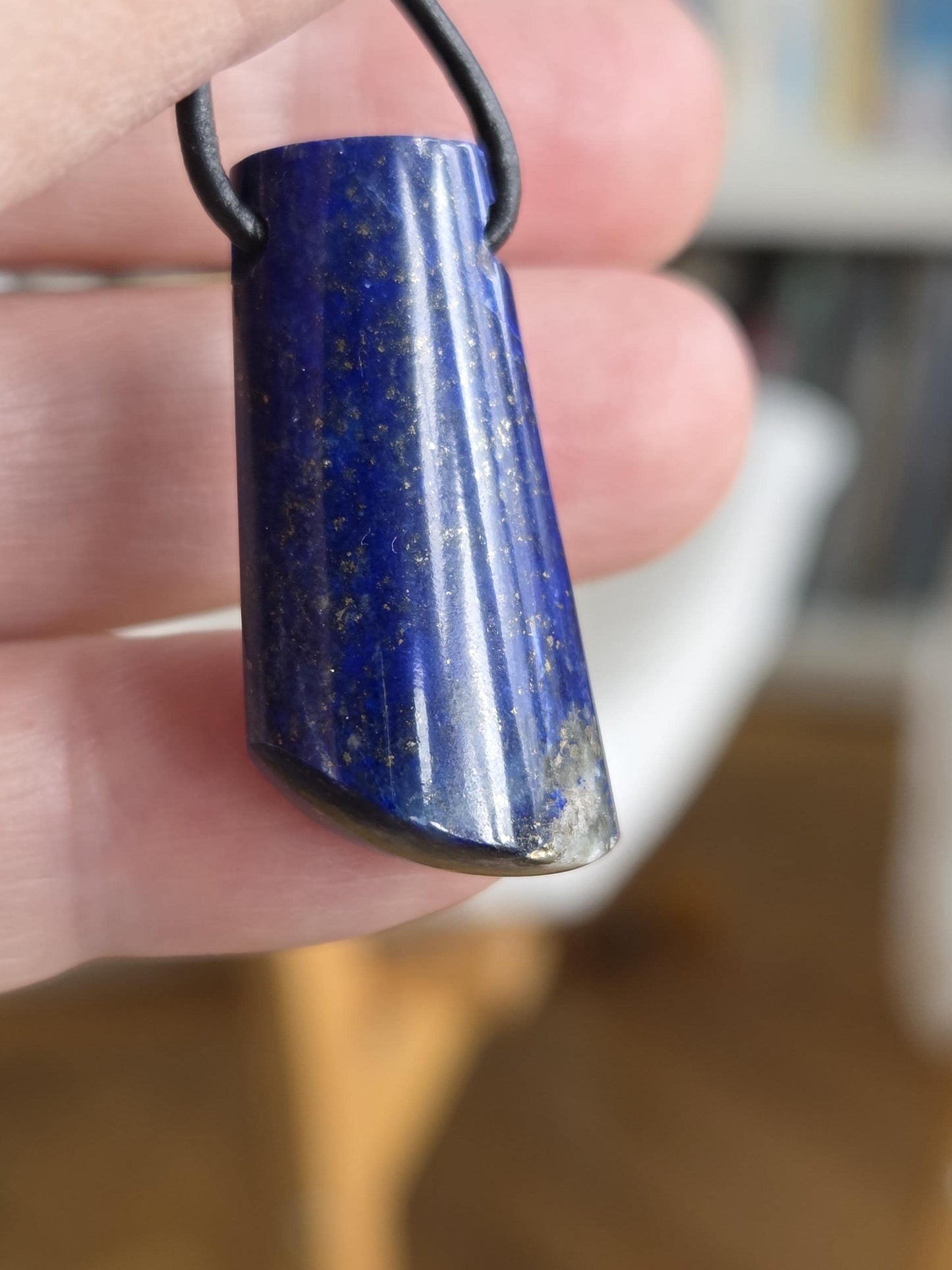 Lapislazuli Lapis Lazuli Anhänger, Stein der Engel, 30 x 16 x 9 mm, gebohrt, an verstellbarem Lederband