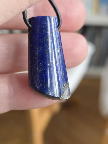 Lapislazuli Lapis Lazuli Anhänger, Stein der Engel, 30 x 16 x 9 mm, gebohrt, an verstellbarem Lederband