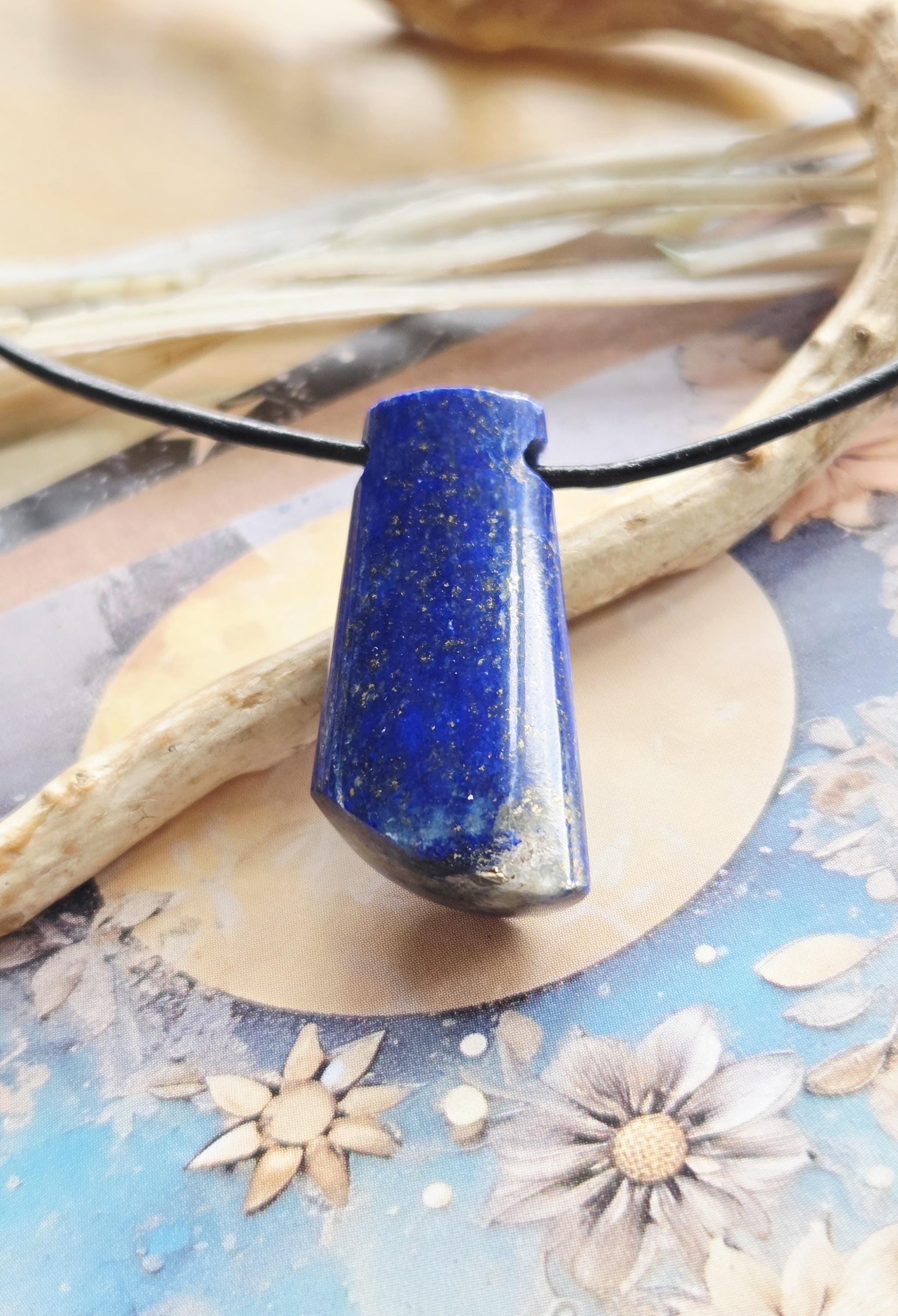 Lapislazuli Lapis Lazuli Anhänger, Stein der Engel, 30 x 16 x 9 mm, gebohrt, an verstellbarem Lederband