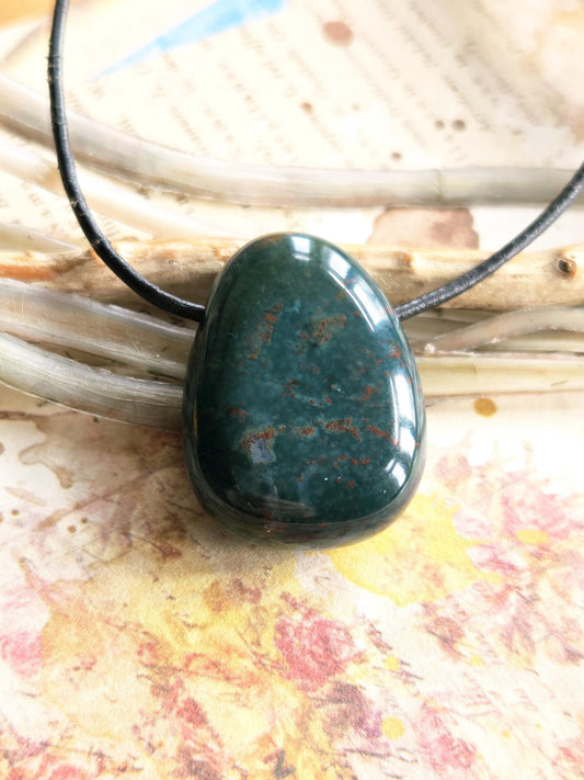 Heliotrop Anhänger, 29 x 23 x 10 mm, gebohrt, an verstellbarem Lederband