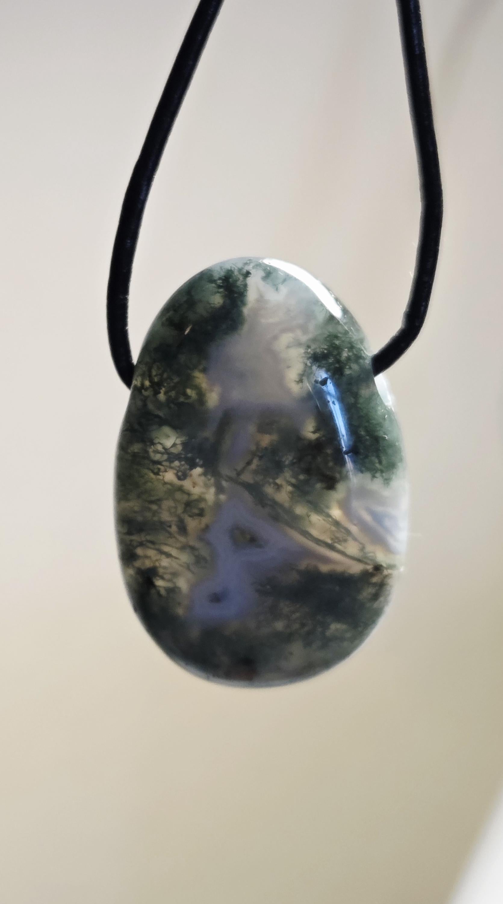 Mystischer durchscheinender Moosachat Anhänger, 30 x 22 x 10 mm, gebohrt, an verstellbarem Lederband