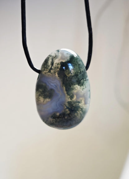 Mystischer durchscheinender Moosachat Anhänger, 30 x 22 x 10 mm, gebohrt, an verstellbarem Lederband