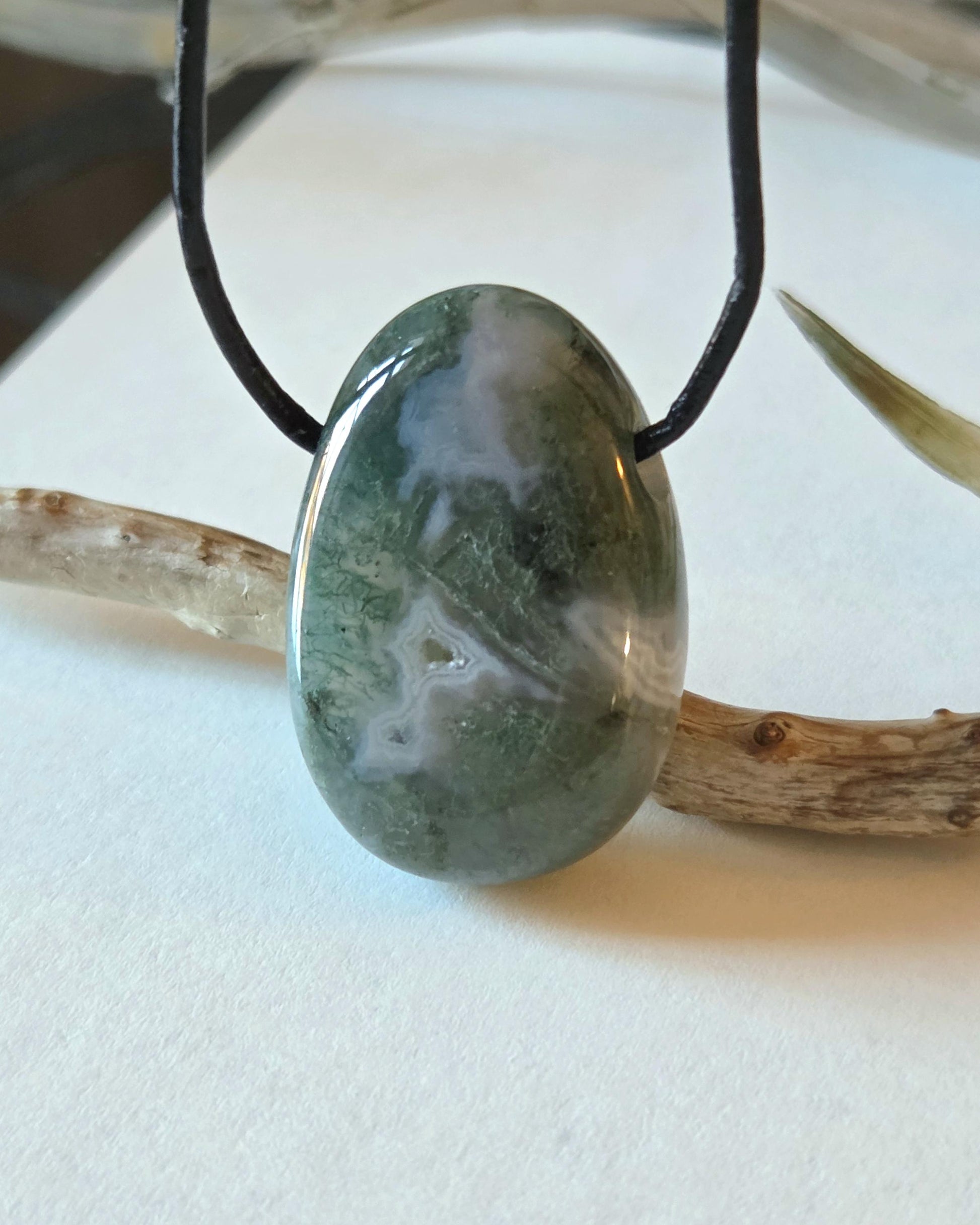 Mystischer durchscheinender Moosachat Anhänger, 30 x 22 x 10 mm, gebohrt, an verstellbarem Lederband
