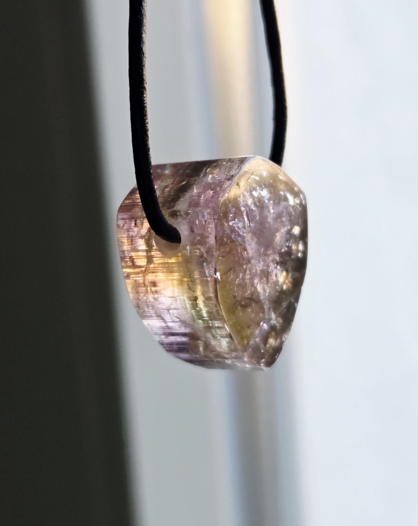 Zauberhafter Turmalin tricolor rosa gelb grün mit Glitzer Rubellit, Anhänger, 21 x 18 x 13 gebohrt, an verstellbarem Lederband