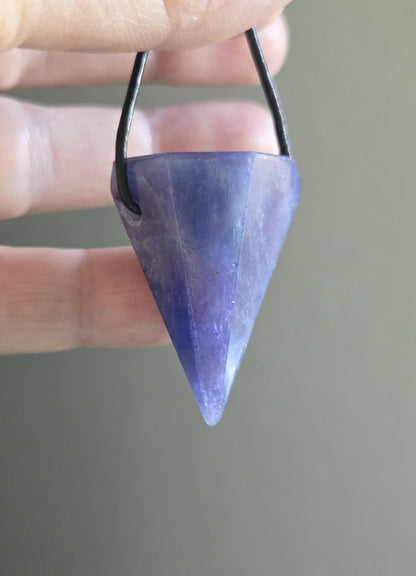 Hochwertiger Tansanit Anhänger Kilimandscharo, Anhänger Kristall Anhänger, 36 x 27 x 14 mm, gebohrt an verstellbarem Lederband