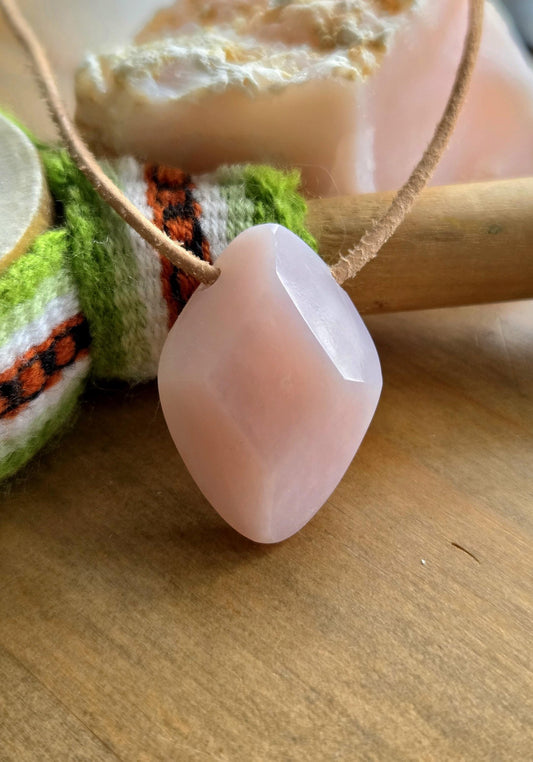 Opal aus Peru rosa Andenopal Anhänger, 31 x 23 x 10 mm, gebohrt, an verstellbarem Lederband, rosa Opal, pink Opal Peru