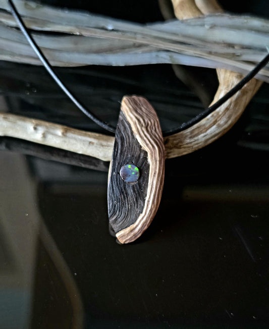 Baumperlen Anhänger der Buche mit Boulder Opal, Holz Anhänger mit Edelstein, 38 x 18 x 10 mm, an verstellbarem Lederband
