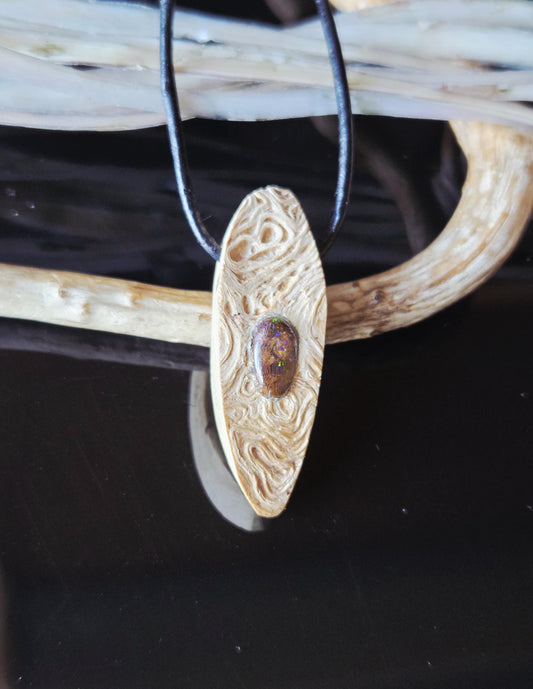 Baumperlen Anhänger der Buche mit Boulder Opal, Holz Anhänger mit Edelstein, 35 x 12 x 10 mm, an verstellbarem Lederband