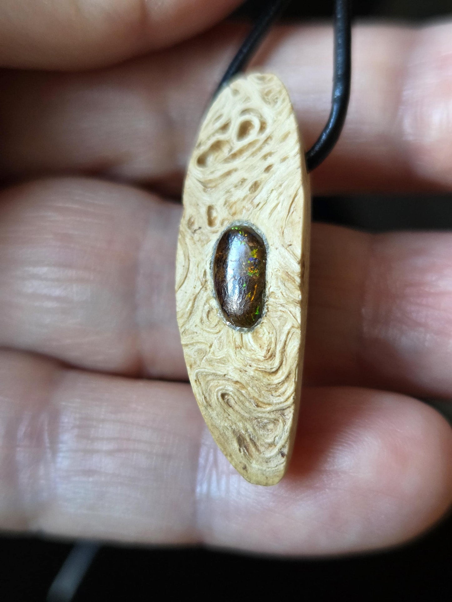 Baumperlen Anhänger der Buche mit Boulder Opal, Holz Anhänger mit Edelstein, 35 x 12 x 10 mm, an verstellbarem Lederband