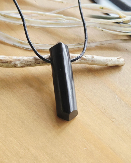 Magischer schwarzer Turmalin, "Schörl", Anhänger geschliffen , 41 x 10 x 10 mm, gebohrt, an verstellbarem Lederband