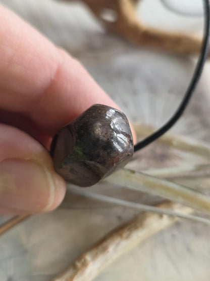 Stern Rubin Rohkristall Stäbchen Heilstein Anhänger, 23 x 14 x 14 mm, gebohrt, an verstellbarem Lederband