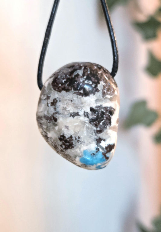 Rarität Cavansit Drusy Anhänger, aus Neuseeland, 32 x 23 x 18 mm, gebohrt, an verstellbarem Lederband, beidseitig tragbar