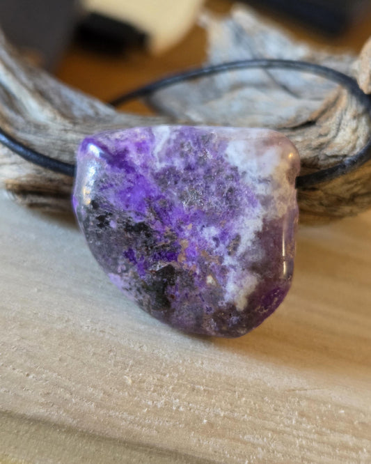 Seltener Sugilith Anhänger, 28 x 28 x 9 mm, gebohrt, an verstellbarem Lederband, beidseitig tragbar