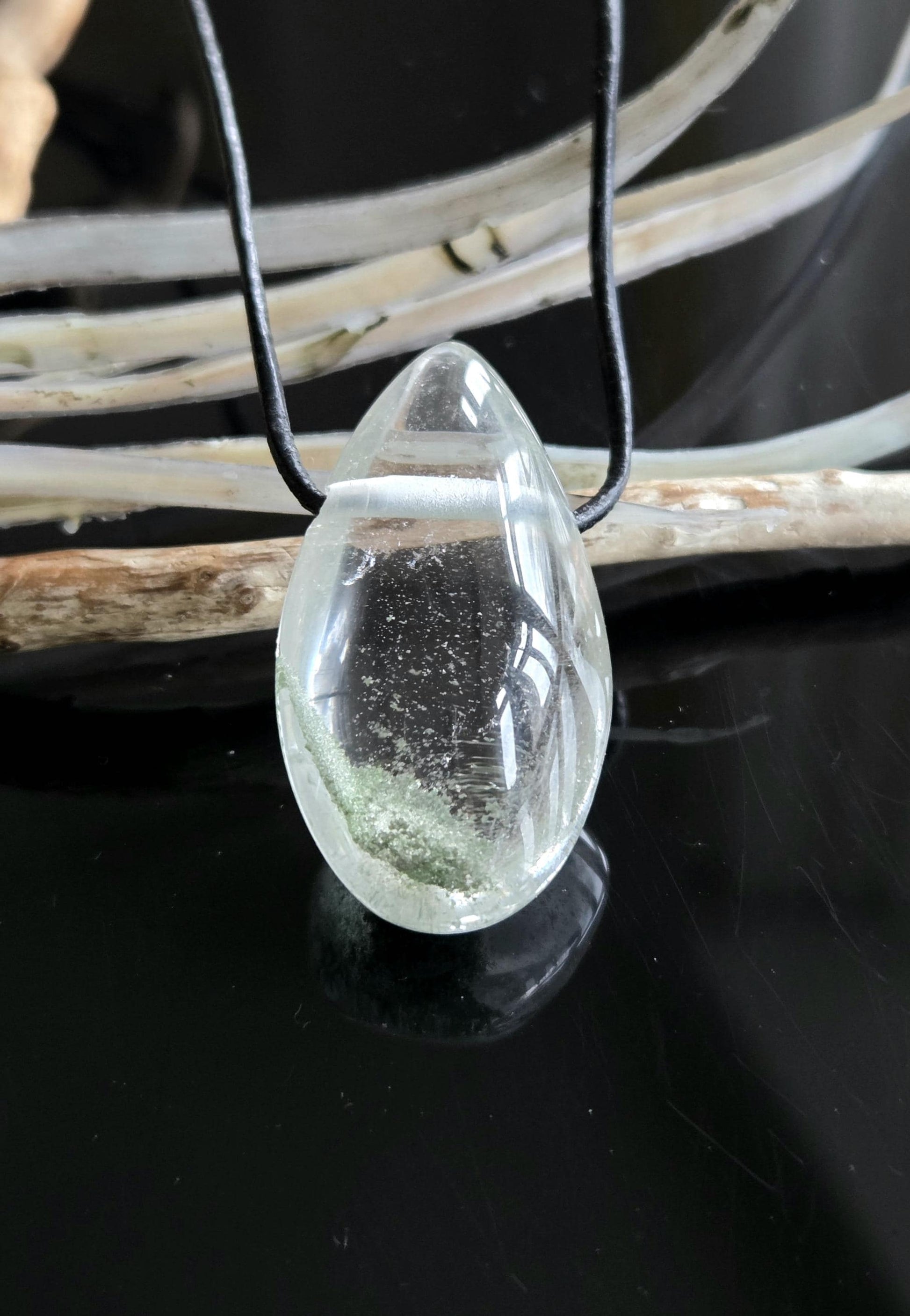 Lodolith Schamanenstein Bergkristall Inclusen Quarz, 36 x 21 x 16 mm, gebohrt, an verstellbarem Lederband