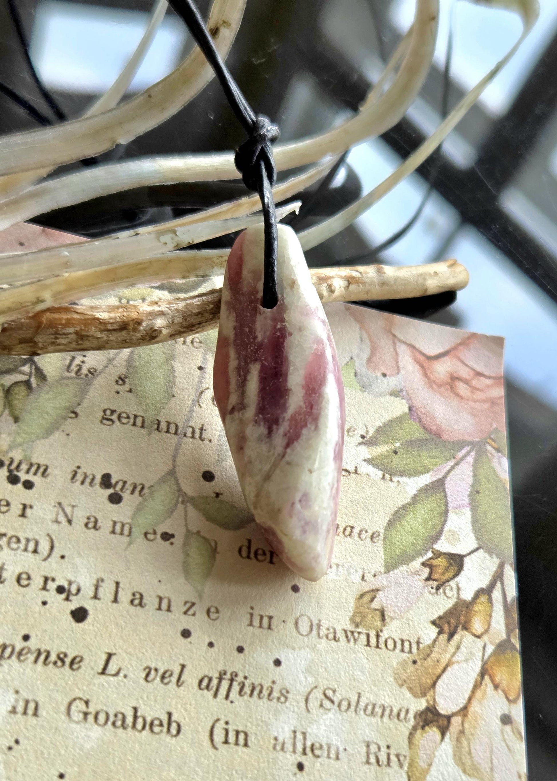 Rubellit roter Turmalin in Quarz, Anhänger, 49 x 19 x 15 mm, gebohrt, an verstellbarem Lederband