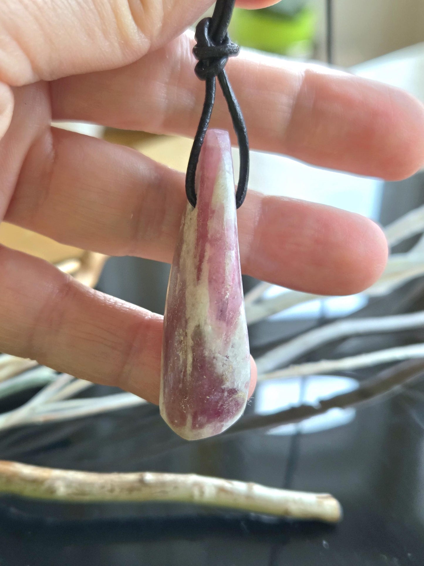 Rubellit roter Turmalin in Quarz, Anhänger, 49 x 19 x 15 mm, gebohrt, an verstellbarem Lederband