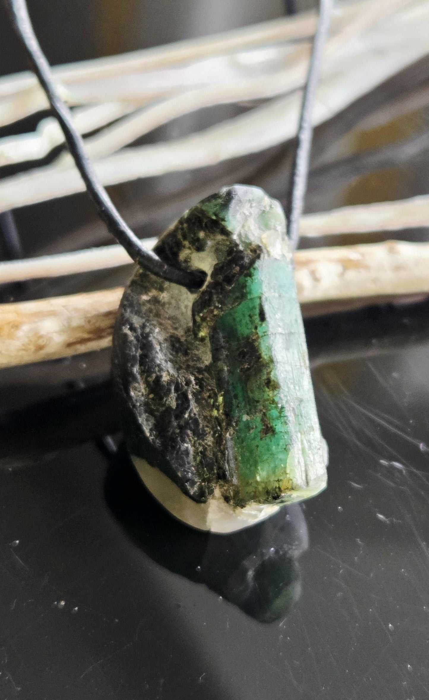 Smaragd Stäbchen in Aktinolithschiefer und Quarz Anhänger, 30 x 18 x 15 mm, gebohrt, an verstellbarem Lederband