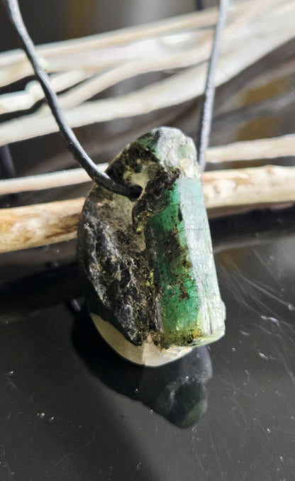 Smaragd Stäbchen in Aktinolithschiefer und Quarz Anhänger, 30 x 18 x 15 mm, gebohrt, an verstellbarem Lederband