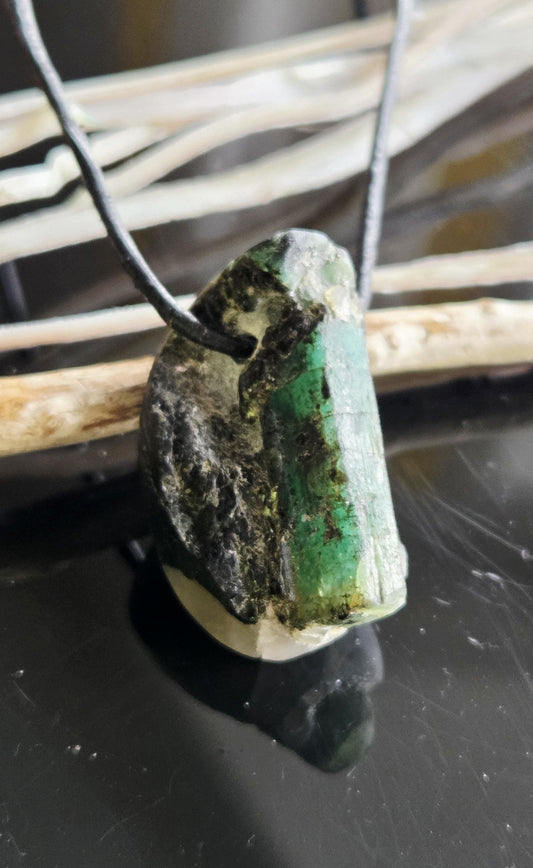 Smaragd Stäbchen in Aktinolithschiefer und Quarz Anhänger, 30 x 18 x 15 mm, gebohrt, an verstellbarem Lederband