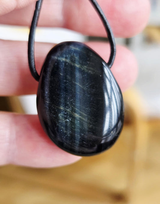 Falkenauge Tigerauge blau Anhänger, 30 x 21 x 10 mm, gebohrt, an verstellbarem Lederband