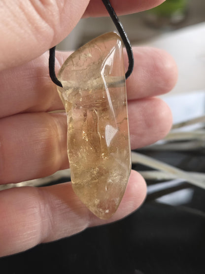 Citrin Kristall ungebrannt Citrin Spitze Anhänger, 53 x 20 x 14 mm, gebohrt an verstellbarem Lederband, getrommelt.