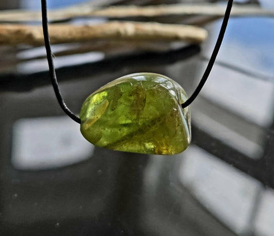 Peridot Olivin Chrysolith Anhänger, 18 x 23 x 15 mm , gebohrt, an verstellbarem Lederband, getrommelt