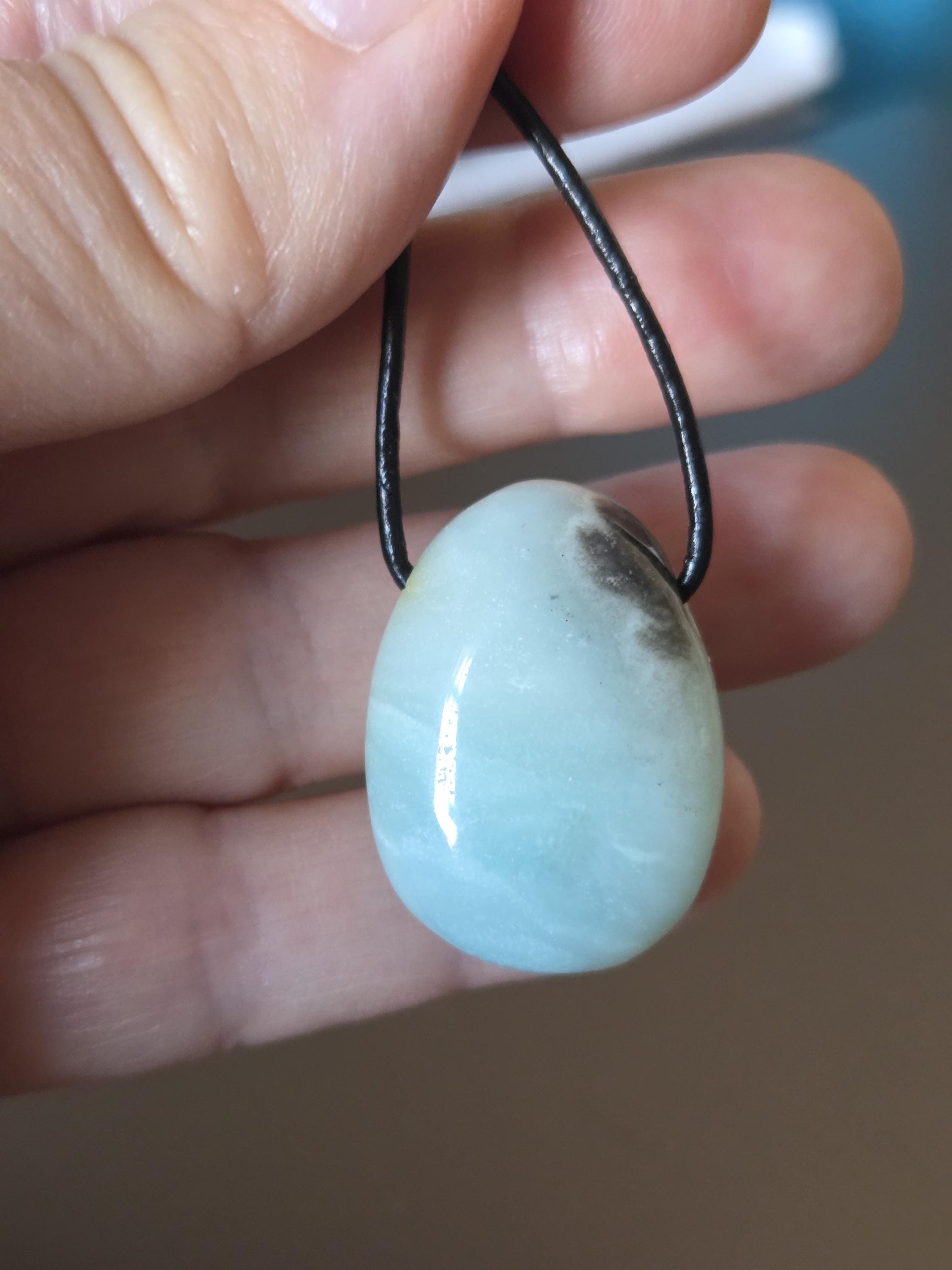 Norwegischer Amazonit mit einem Herzchen aus Rauchquarz, Anhänger, 30 x 23 x 11 mm, gebohrt, an verstellbarem Lederband