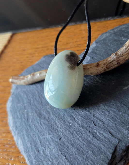 Norwegischer Amazonit mit einem Herzchen aus Rauchquarz, Anhänger, 30 x 23 x 11 mm, gebohrt, an verstellbarem Lederband