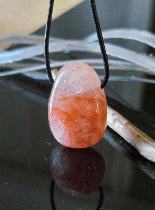 Red Healer, Harlekin Quarz, Bergkristall mit Hämatit Kristall Feuerquarz Anhänger, 29 x 20 x 10 mm, gebohrt, an verstellbarem Lederband